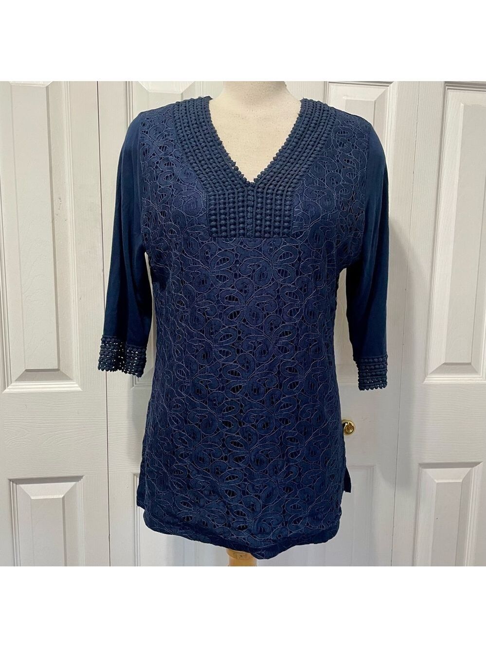 NWT Roz & Ali Navy Lace V-Neck Tunic Size Large